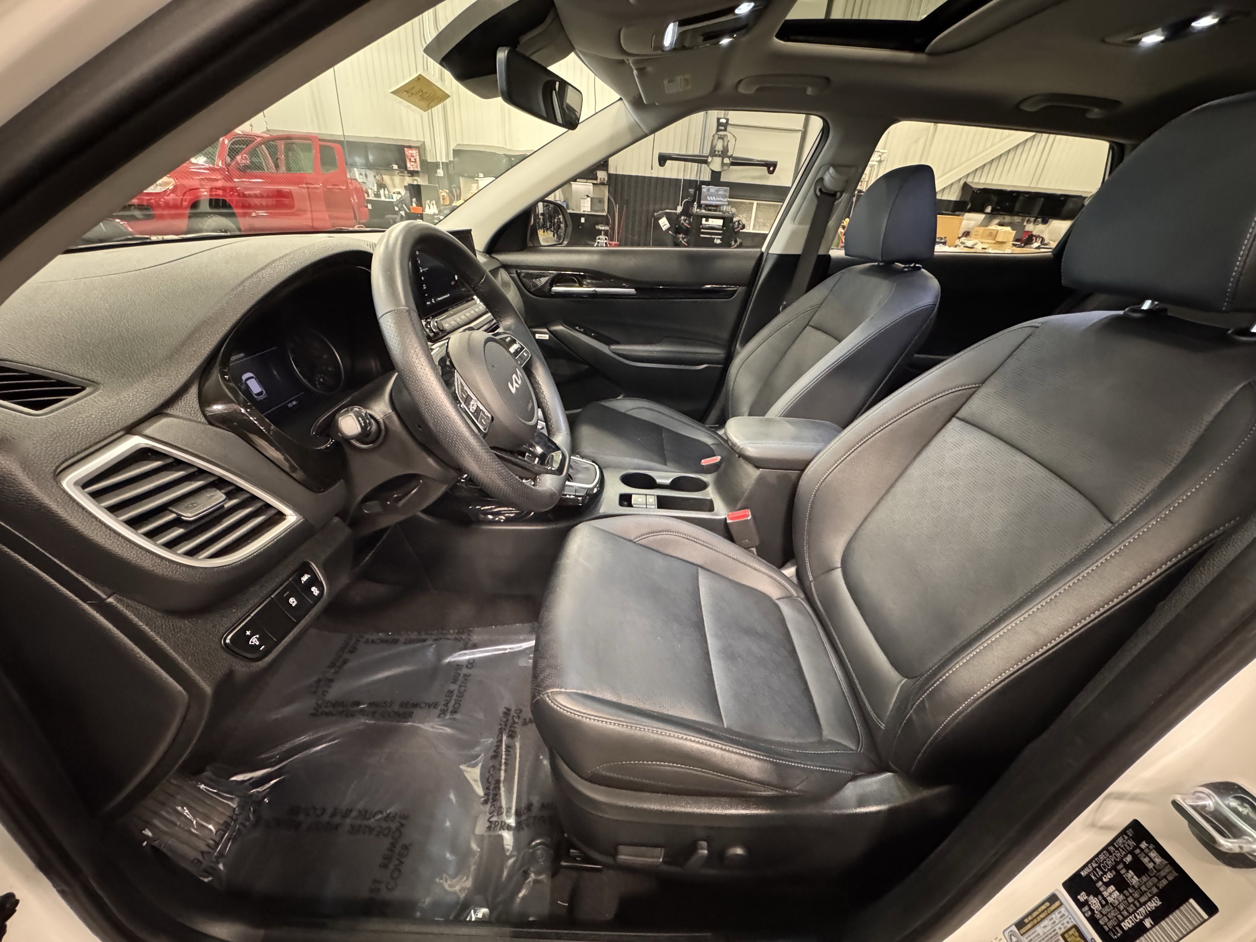 Certified 2023 Kia Seltos SX w/ SX Sunroof Package image 18