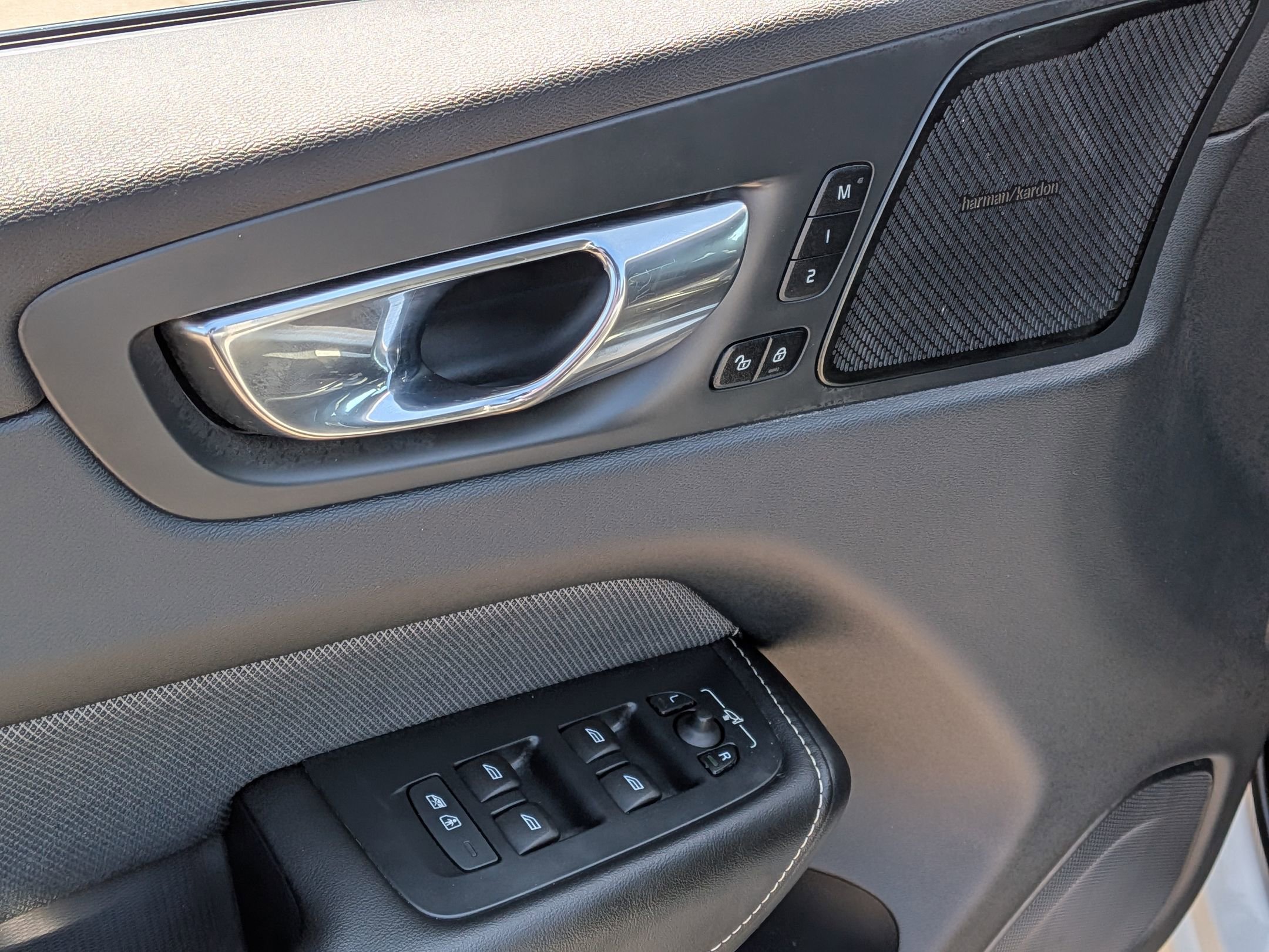 Used 2021 Volvo XC60 T8 R-Design w/ Advanced Package image 9