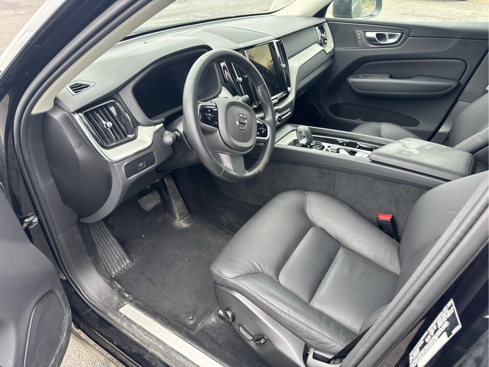 Used 2025 Volvo XC60 B5 Plus image 11