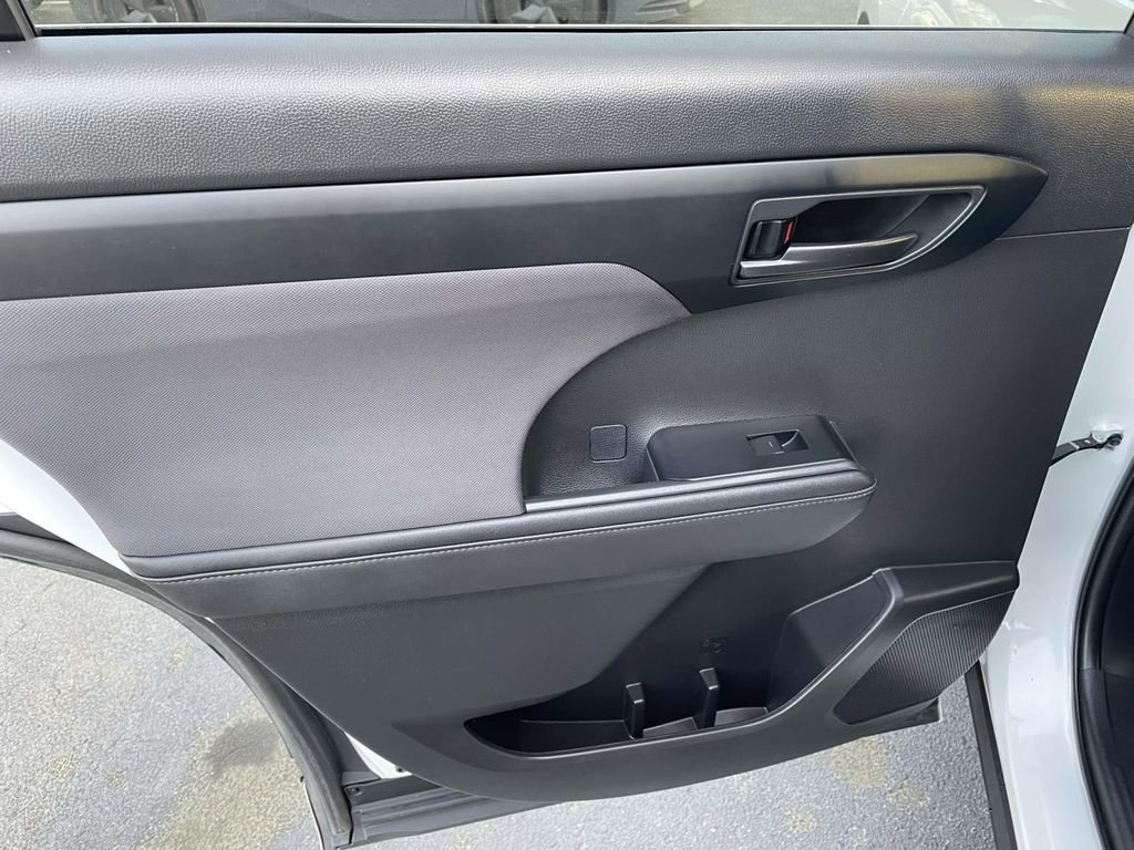 Used 2024 Toyota Highlander LE image 21