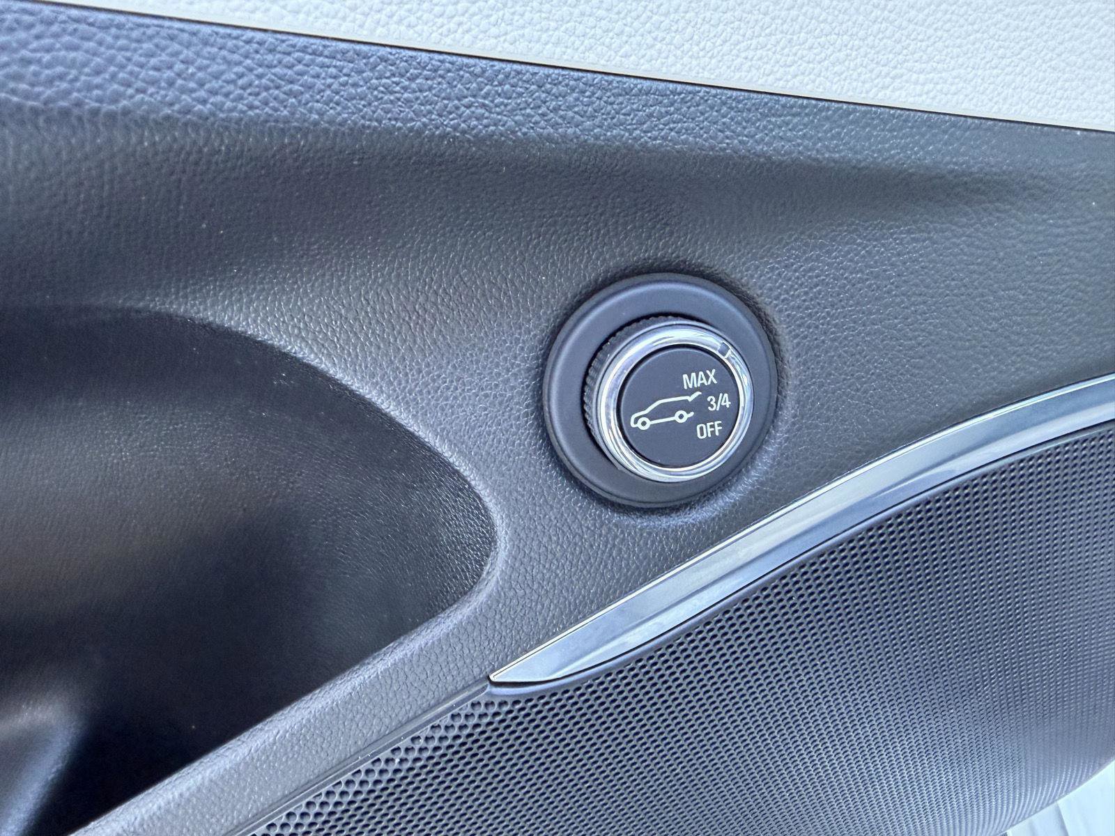 Used 2023 Buick Enclave Essence image 11