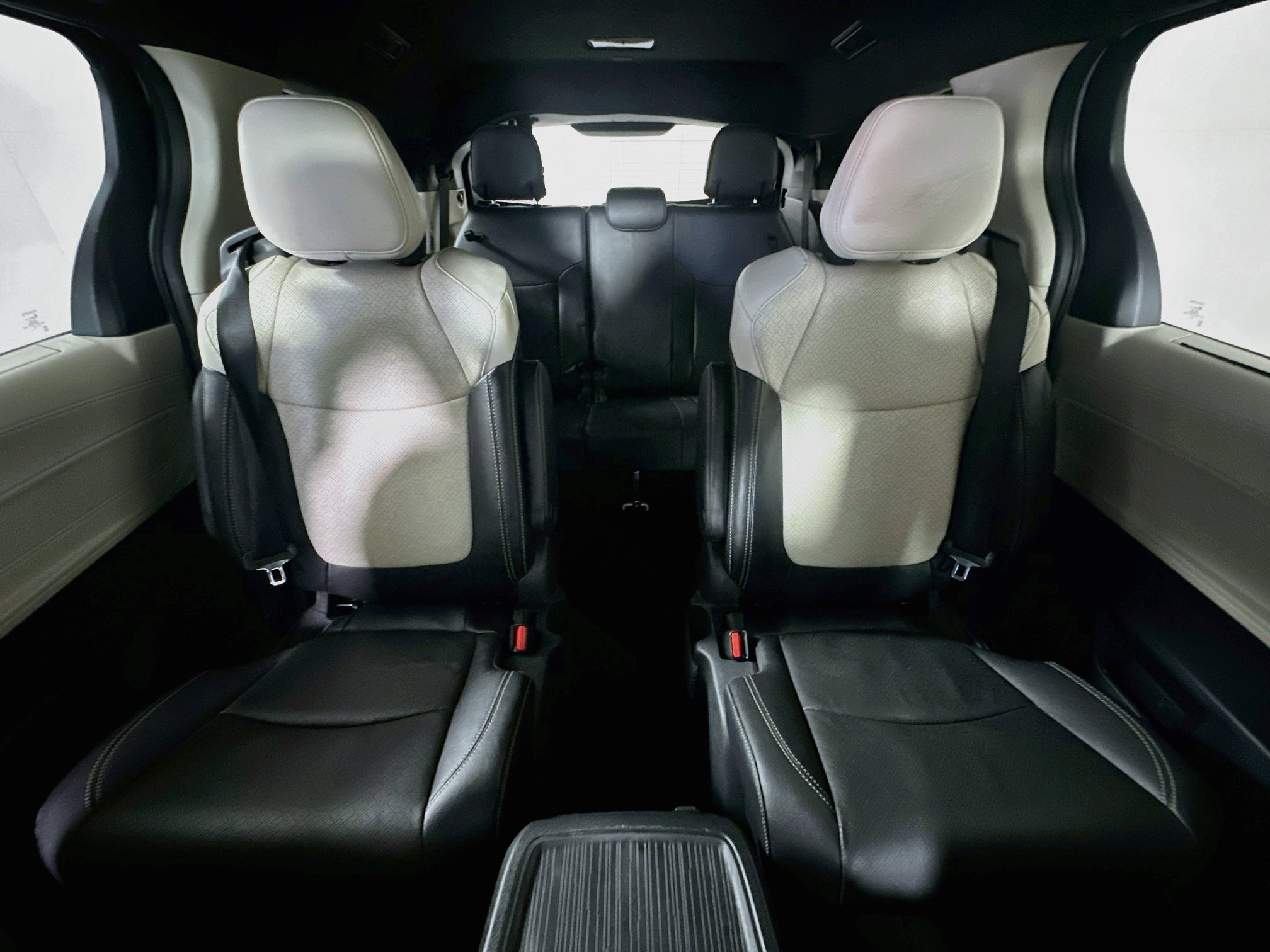Used 2025 Toyota Sienna Platinum AWD/4WD image 30