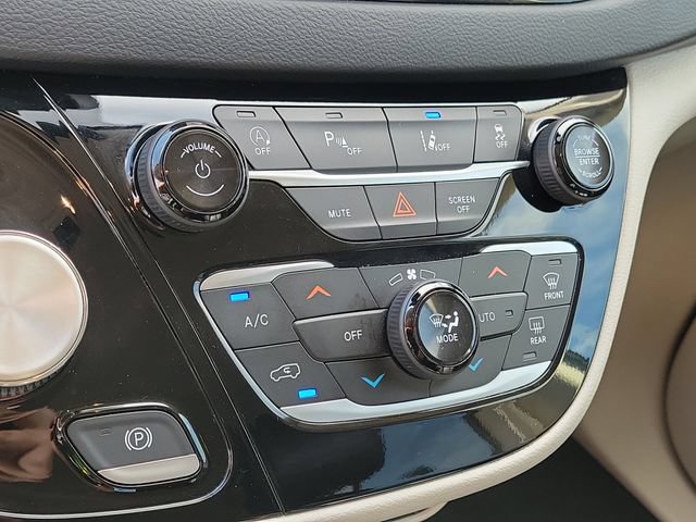 Used 2023 Chrysler Pacifica Touring-L FWD image 17