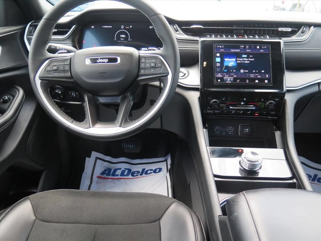 Used 2024 Jeep Grand Cherokee L Altitude RWD image 15