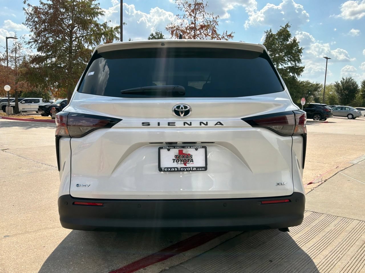 Used 2026 Toyota Sienna XLE FWD image 7