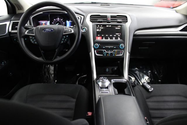 Used 2018 Ford Fusion SE FWD image 2