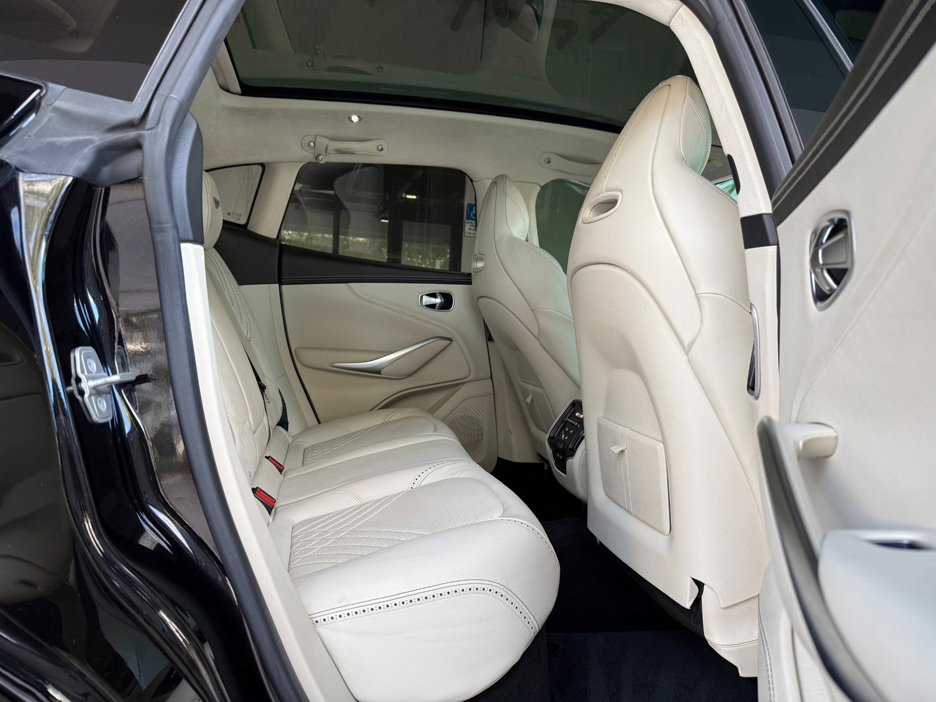 Used 2021 Aston Martin DBX image 30