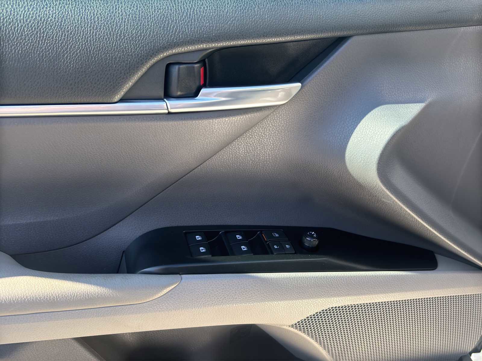 Used 2018 Toyota Camry SE FWD image 10
