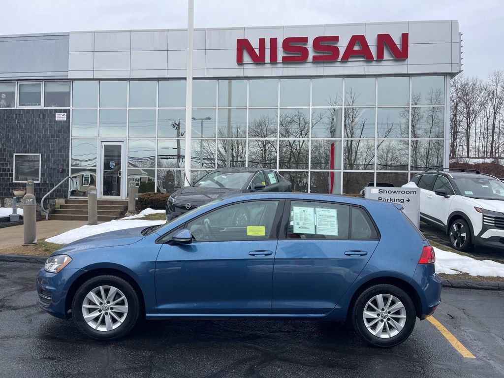 Used 2017 Volkswagen Golf S image 2