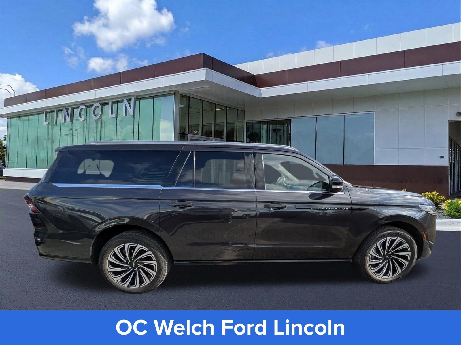 Certified 2025 Lincoln Navigator L Black Label AWD/4WD image 4