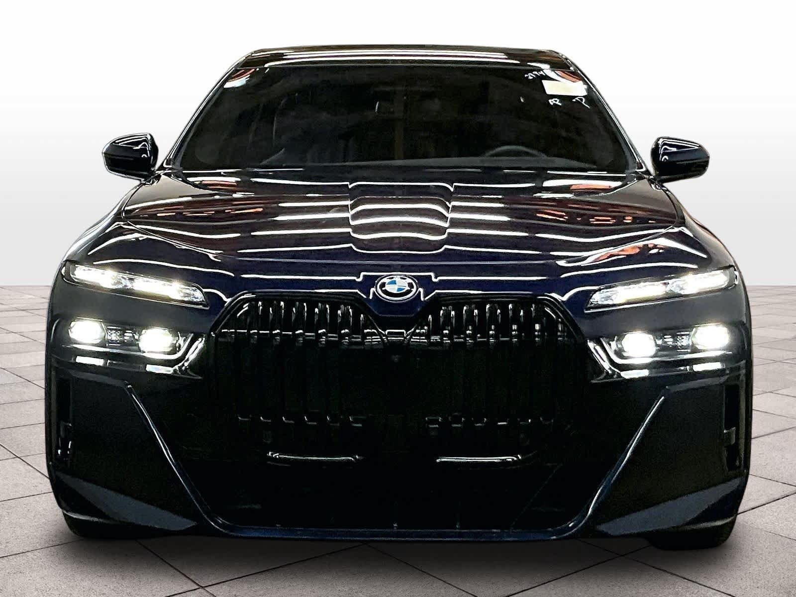 Used 2023 BMW i7 xDrive60 w/ Executive Package 2 AWD/4WD image 3