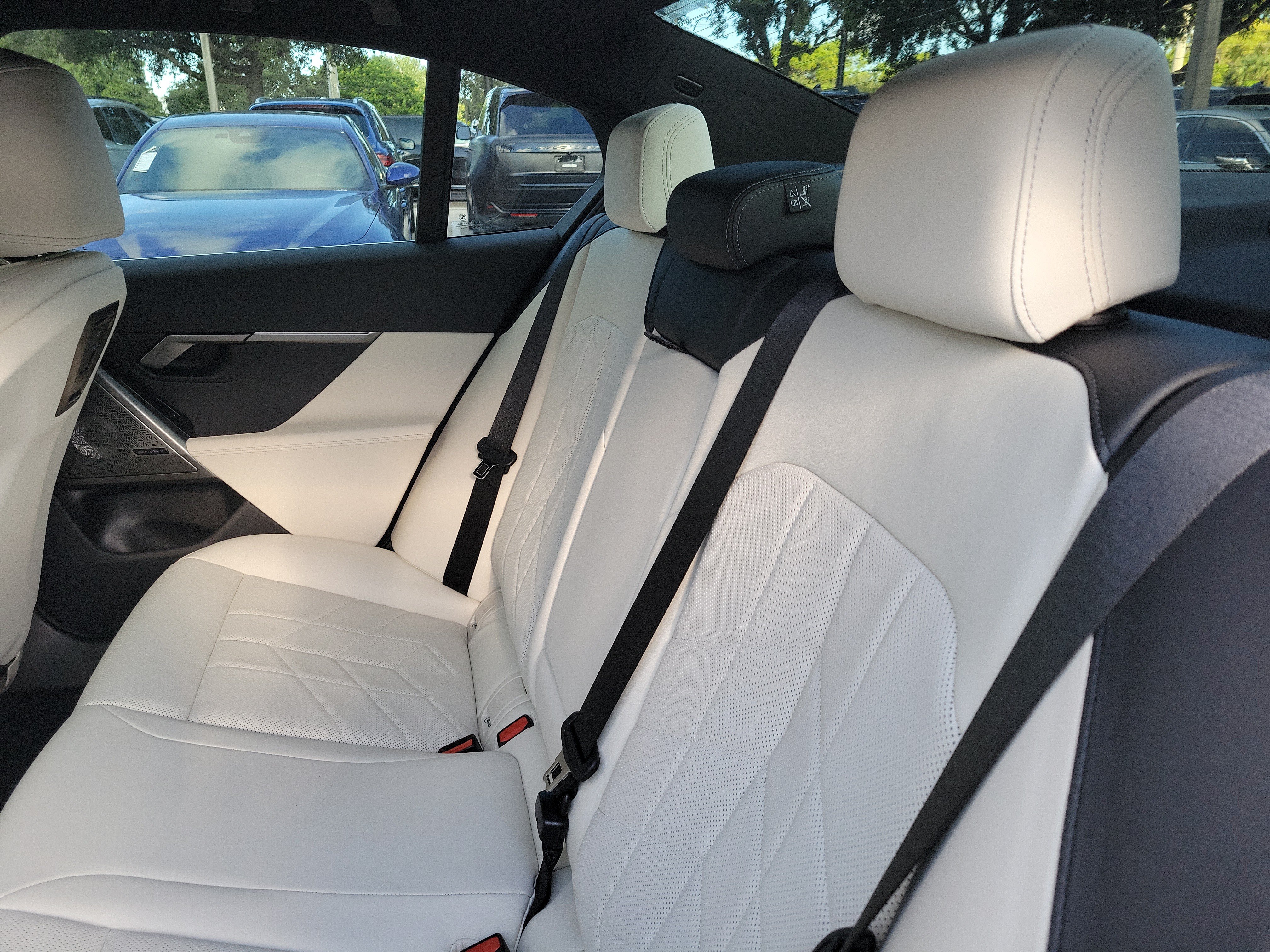 Used 2026 BMW i5 eDrive40 w/ Premium Package RWD image 9