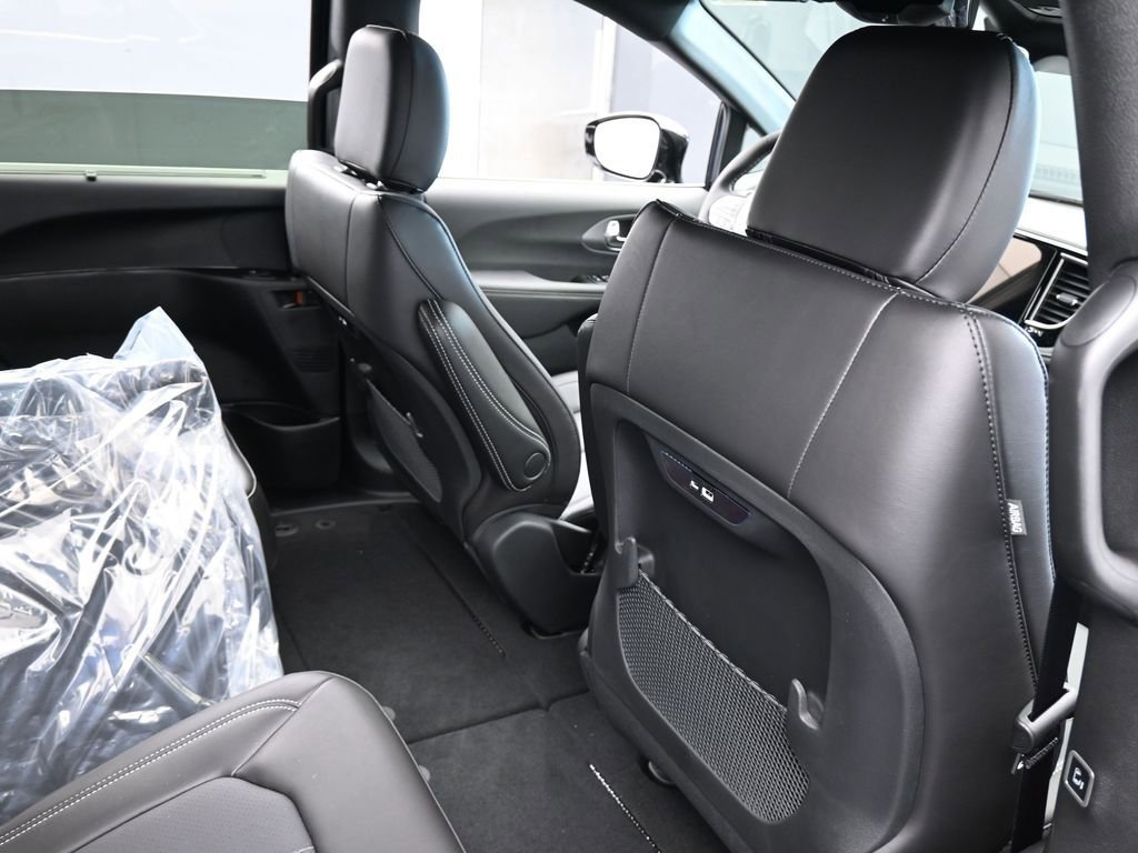 Used 2025 Chrysler Pacifica Select image 37