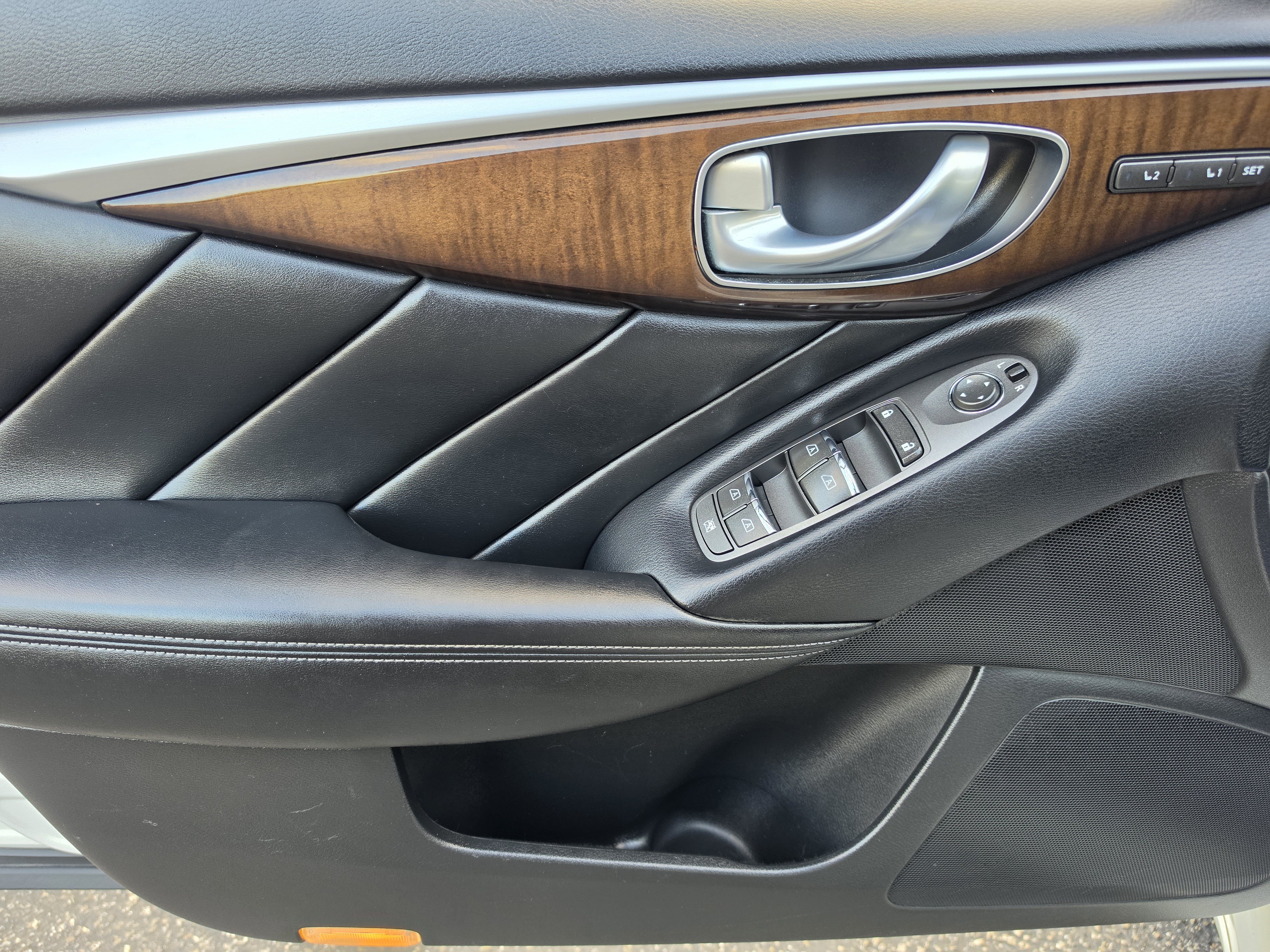Used 2014 INFINITI Q50 Hybrid w/ Deluxe Technology Package RWD image 22