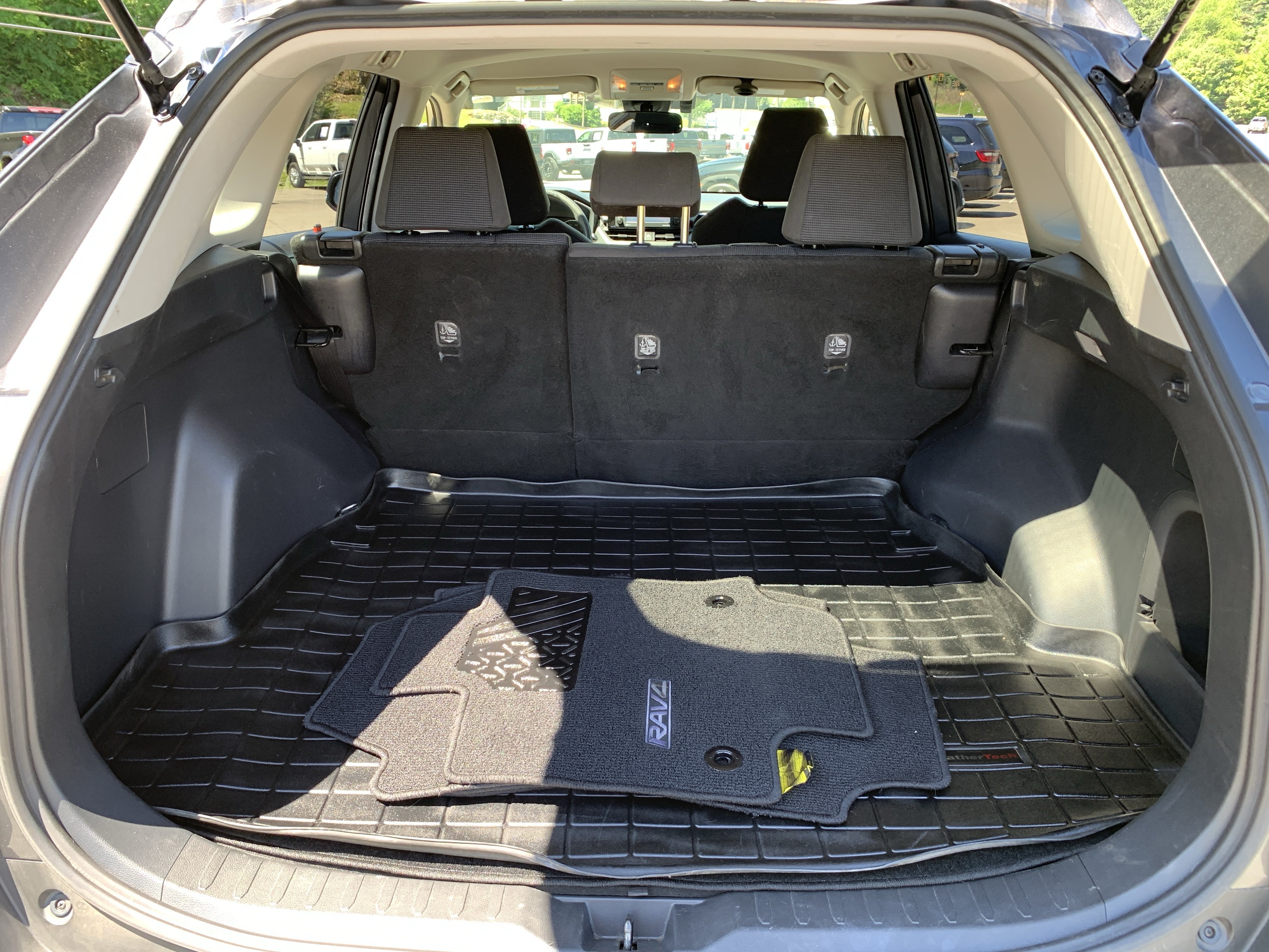Used 2020 Toyota RAV4 LE w/ Carpet Mat Package AWD/4WD image 24