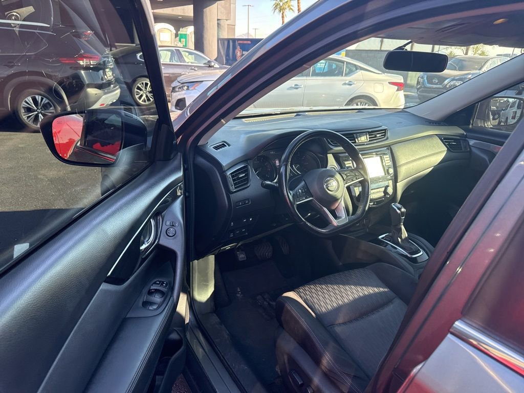 Used 2018 Nissan Rogue SV image 16