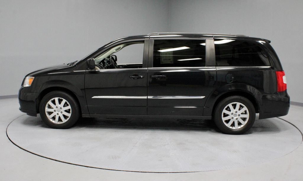 Used 2016 Chrysler Town & Country Touring FWD image 7