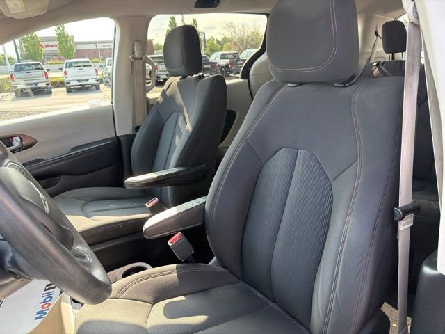 Used 2017 Chrysler Pacifica Touring FWD image 17