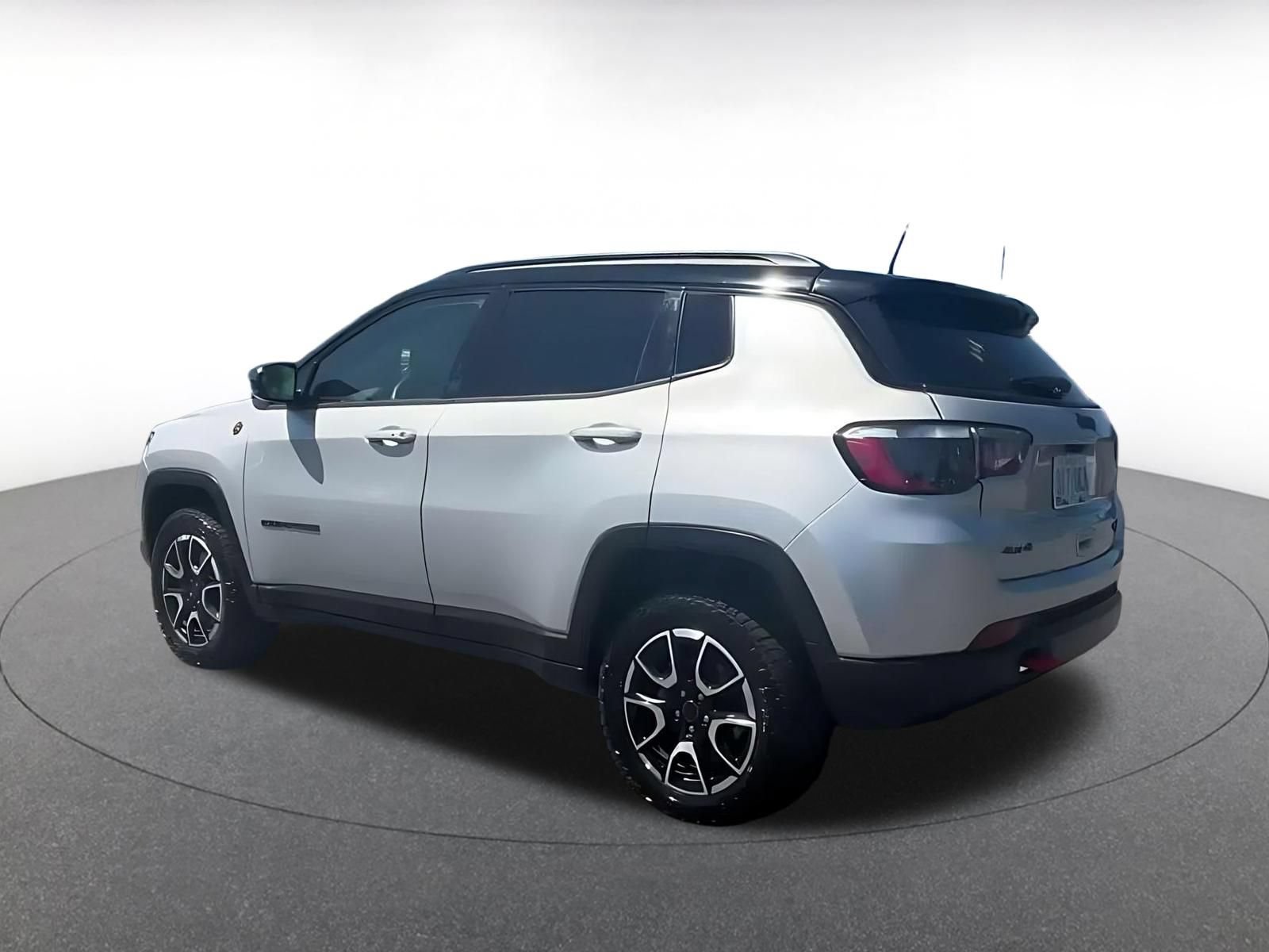 Used 2025 Jeep Compass Trailhawk AWD/4WD image 9