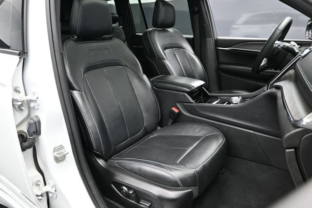 Used 2023 Jeep Grand Cherokee Overland AWD/4WD image 16