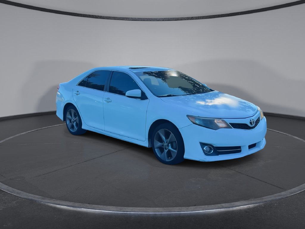 Used 2014 Toyota Camry SE w/ Moonroof Package FWD image 4
