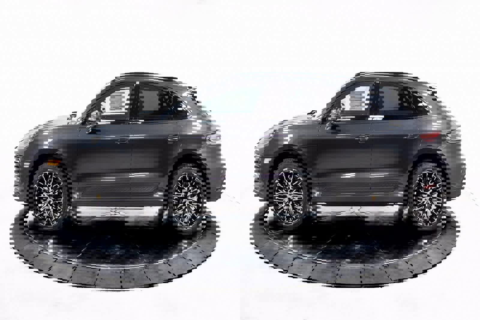 Certified 2025 Porsche Macan image 2