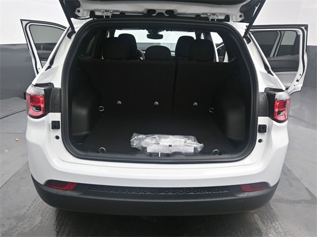 Used 2025 Jeep Compass Sport w/ Mopar Graphics Package image 18