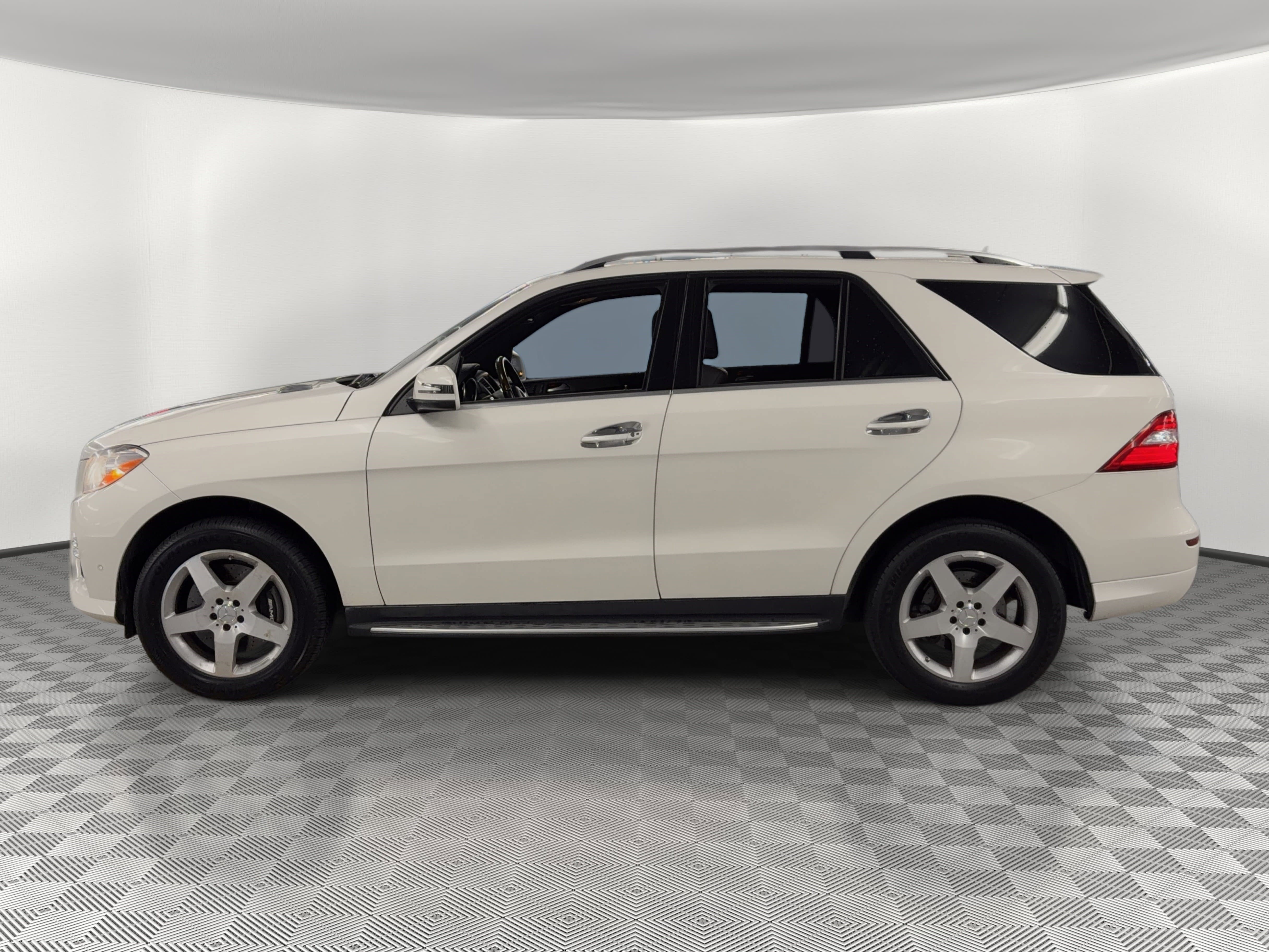 Used 2012 Mercedes-Benz ML 550 4MATIC image 2