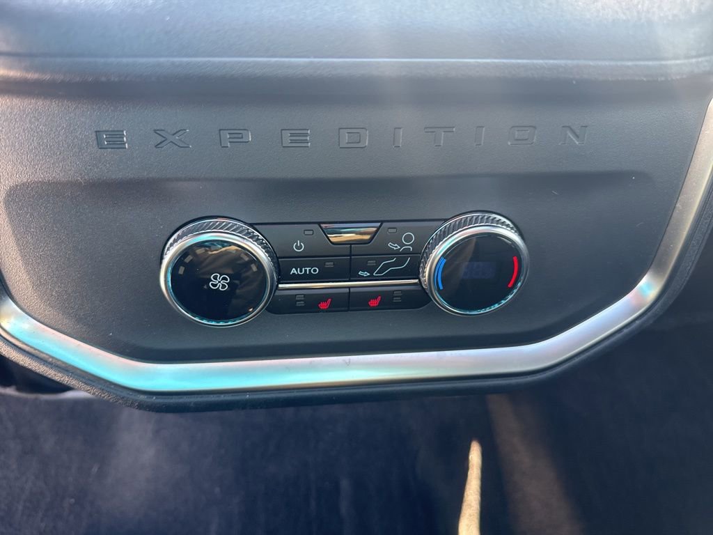 Used 2025 Ford Expedition Platinum w/ Stealth Performance Package AWD/4WD image 16