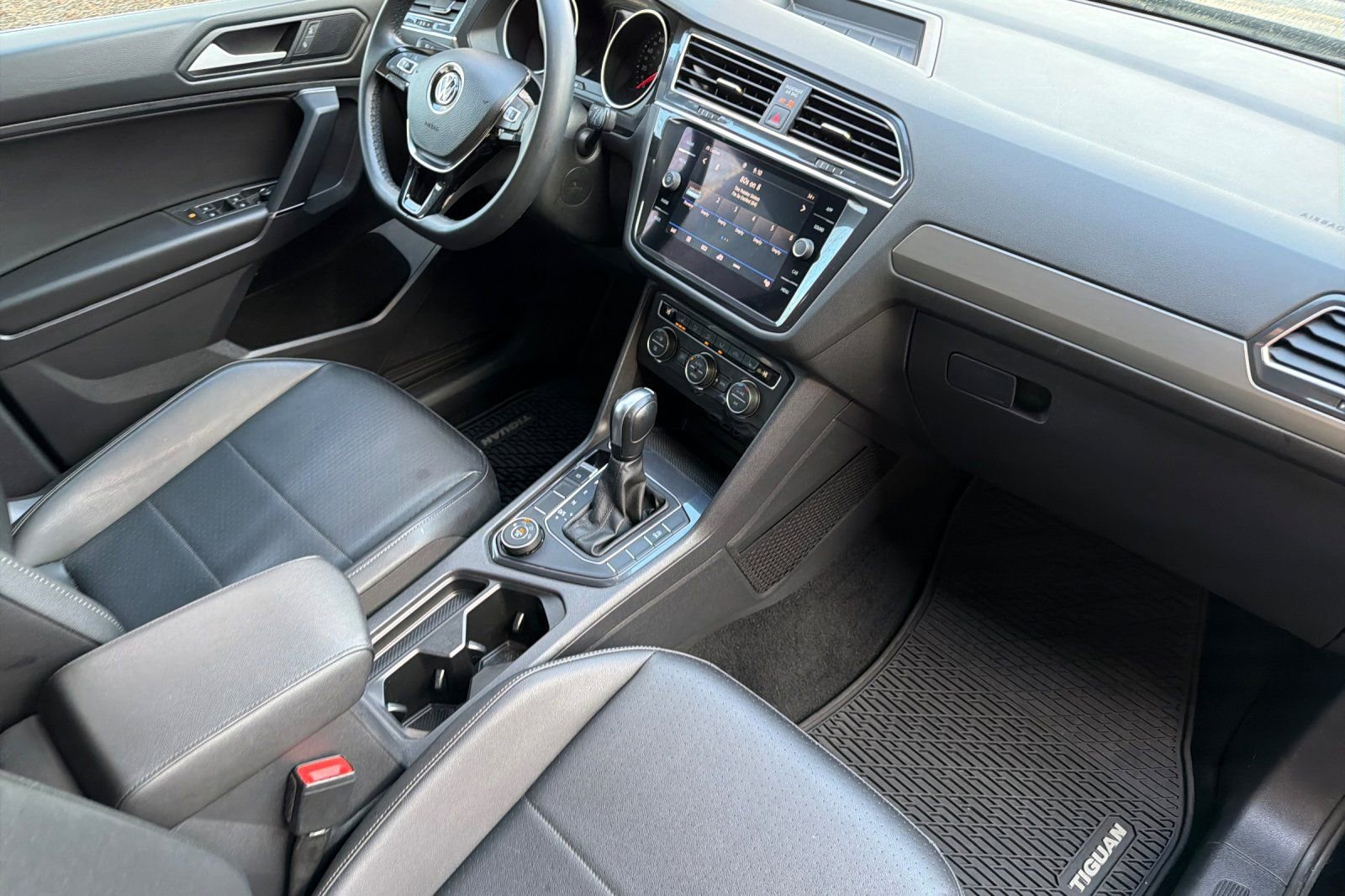 Used 2020 Volkswagen Tiguan SE w/ Panoramic Sunroof Package image 18