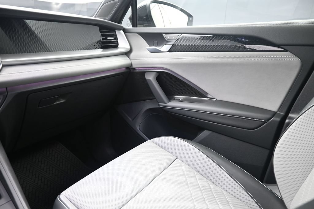 New 2026 Volkswagen Tiguan SE R-Line FWD image 26
