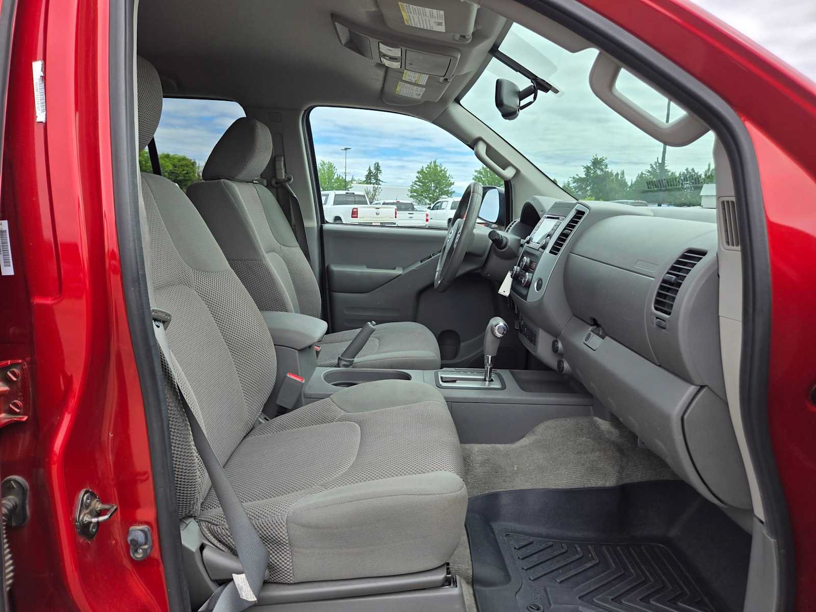 Used 2015 Nissan Frontier SV w/ SV Value Truck Package AWD/4WD image 11
