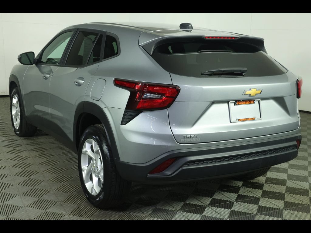 Used 2024 Chevrolet Trax LS w/ LS Convenience Package FWD image 12
