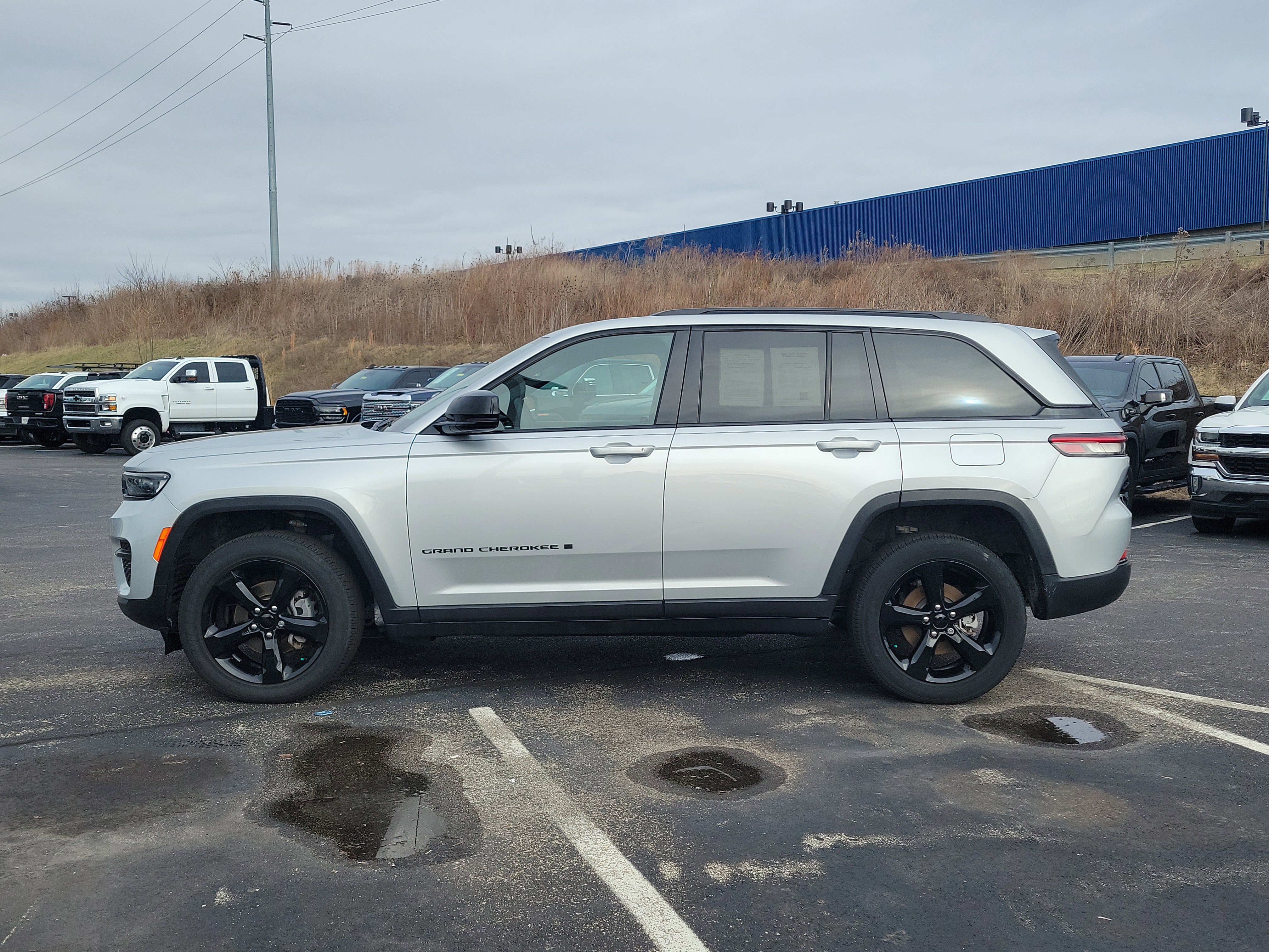 Used 2023 Jeep Grand Cherokee Altitude image 8