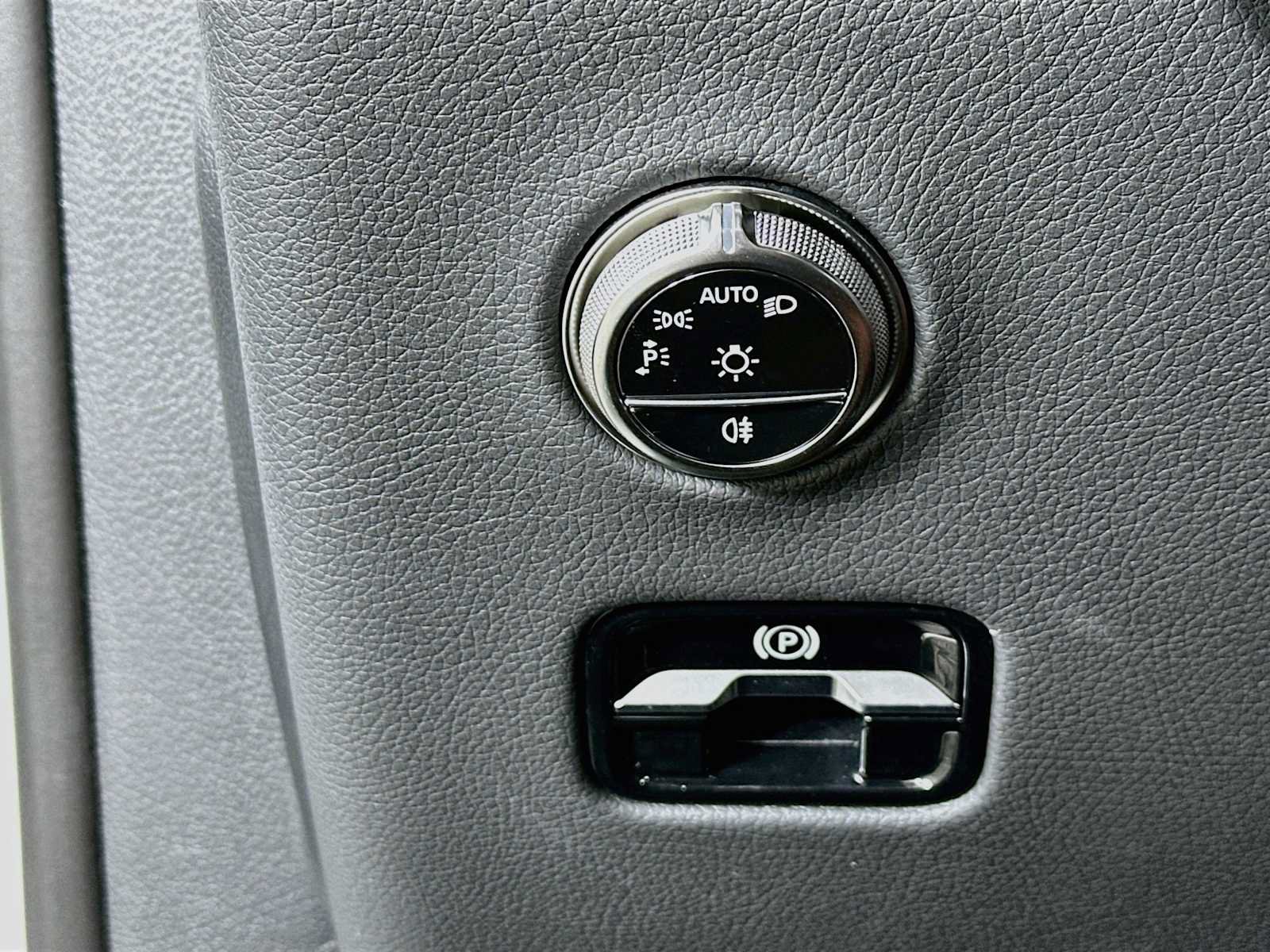 Used 2025 Mercedes-Benz GLC 300 image 10