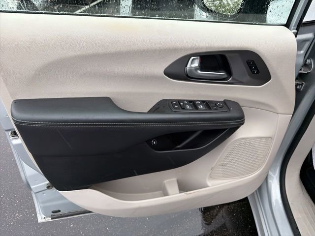 Used 2023 Chrysler Pacifica Touring-L FWD image 24