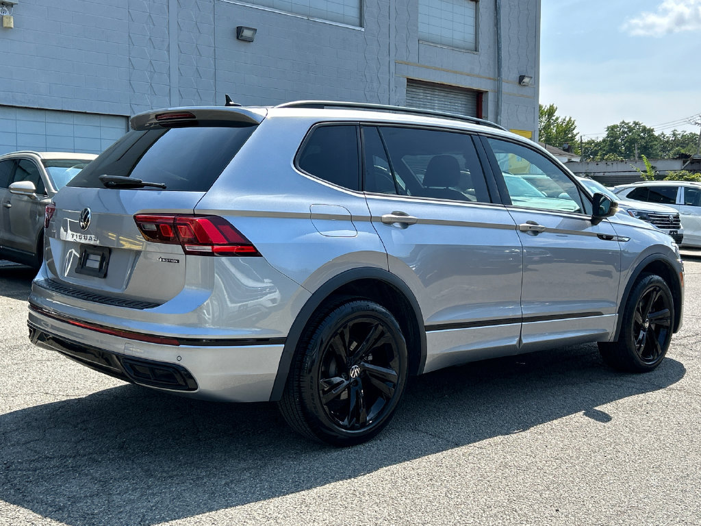 Used 2024 Volkswagen Tiguan SE R-Line AWD/4WD image 2