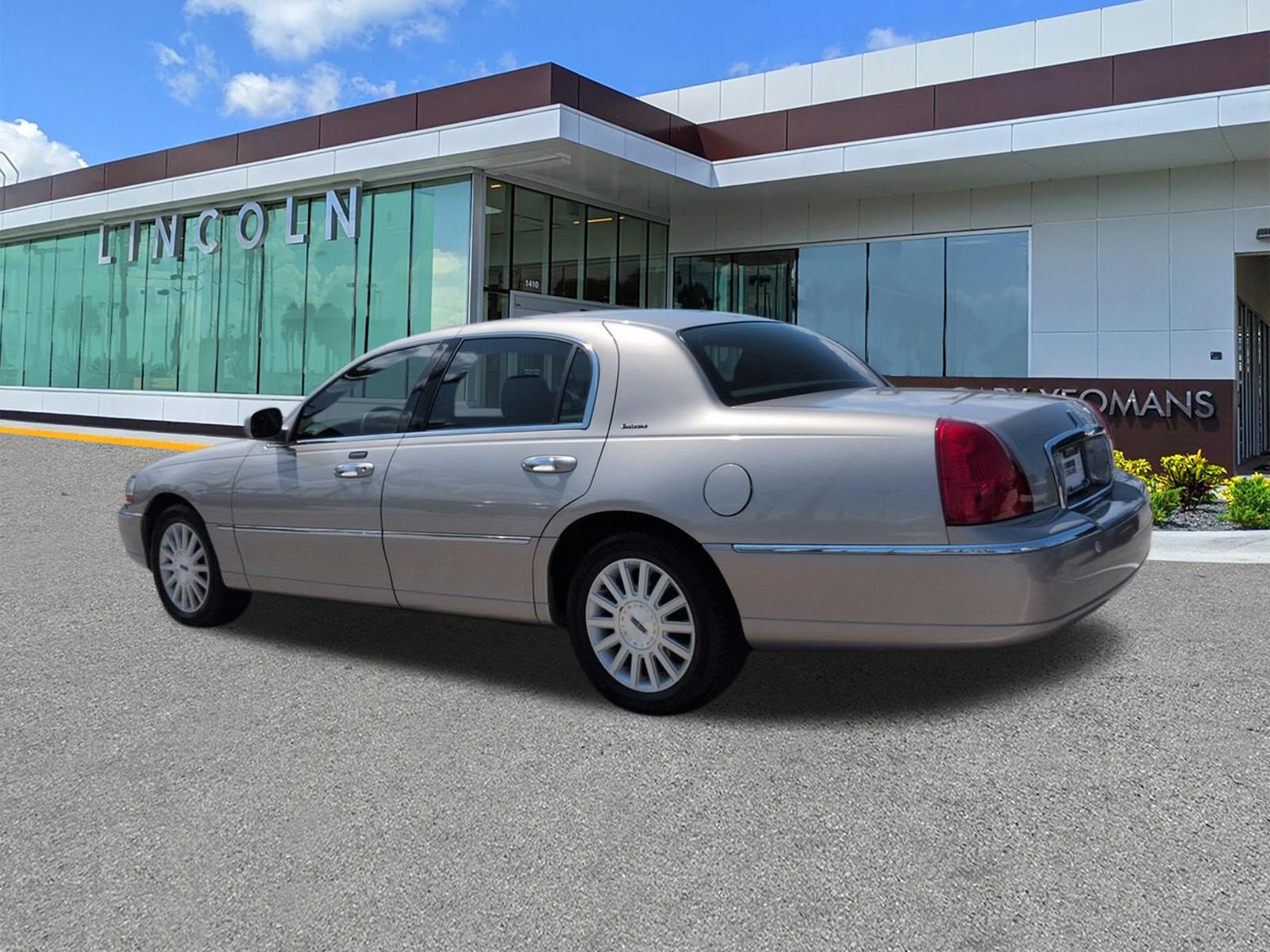 Used 2003 Lincoln Town Car Executive RWD image 7