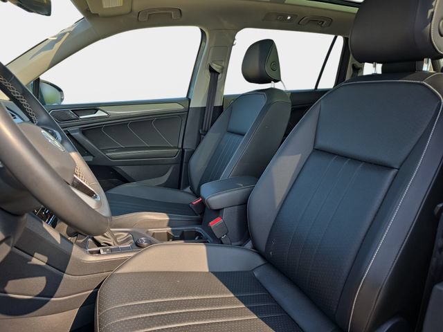 Used 2022 Volkswagen Tiguan SE w/ Panoramic Sunroof Package AWD/4WD image 18