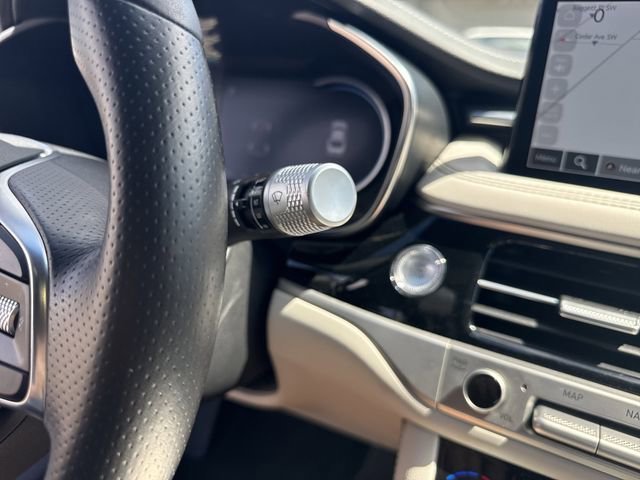 Used 2025 Genesis G70 2.5T image 23