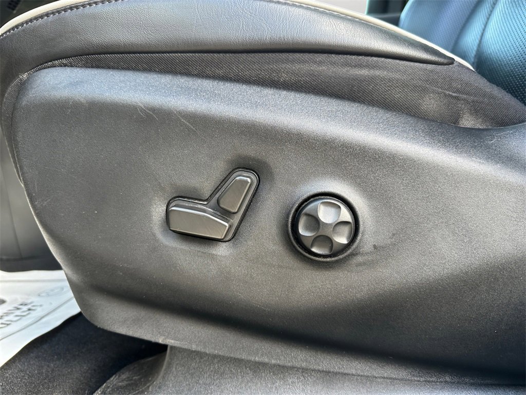 Used 2022 Chrysler Pacifica Limited w/ Uconnect Theater Family Group image 25