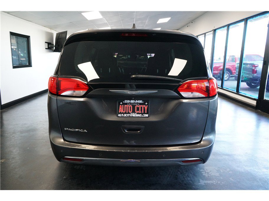 Used 2017 Chrysler Pacifica Touring-L image 6