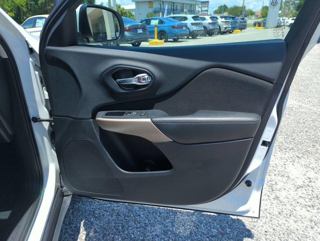 Used 2017 Jeep Cherokee Latitude FWD image 32