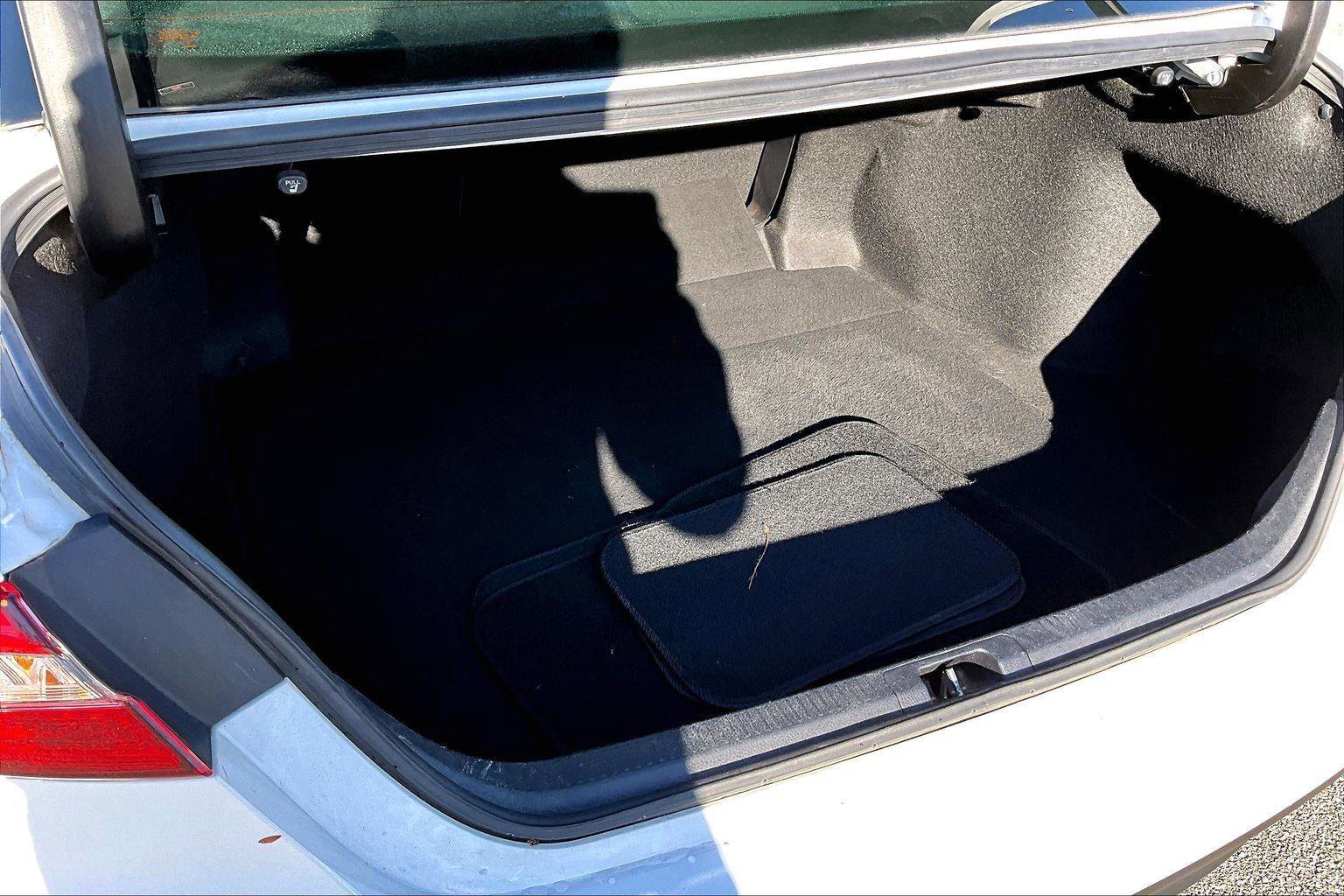 Used 2020 Toyota Camry LE image 19