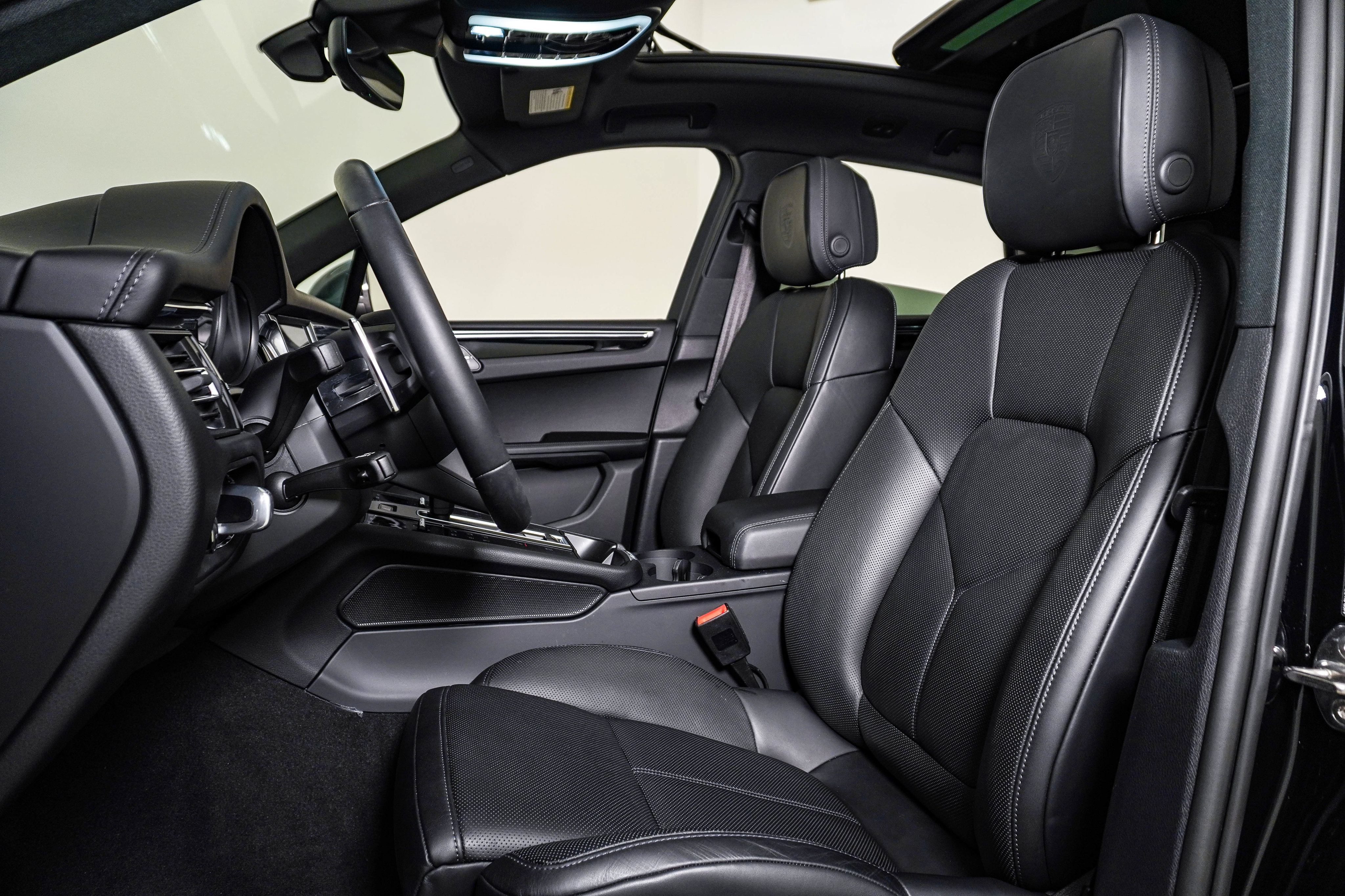 Certified 2026 Porsche Macan Turbo AWD/4WD image 5