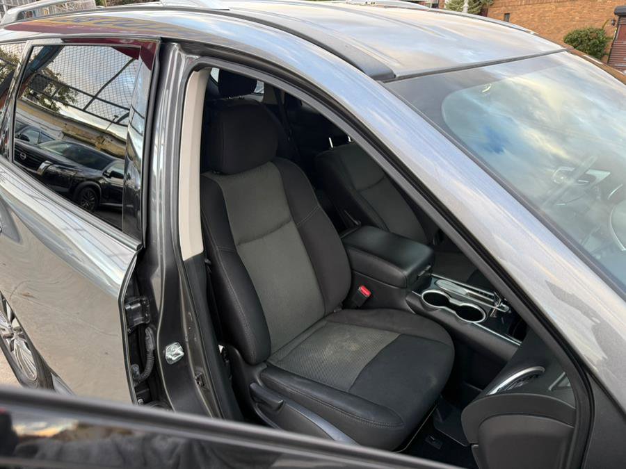 Used 2019 Nissan Pathfinder SV image 8