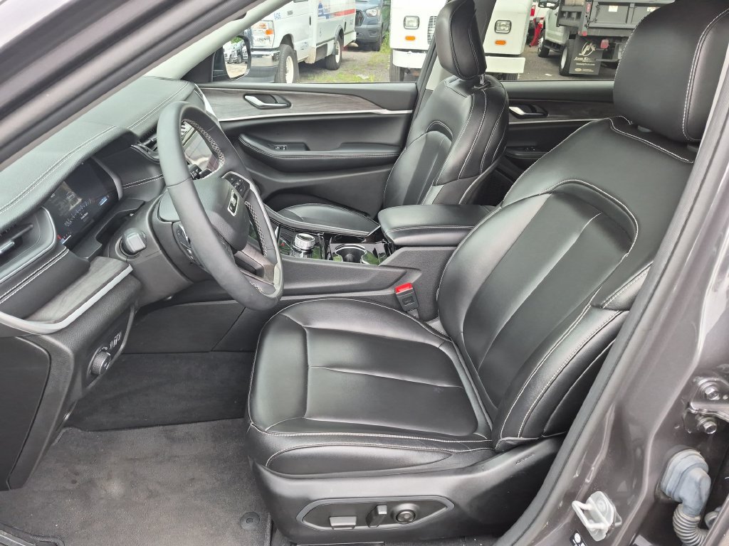 Used 2023 Jeep Grand Cherokee L Limited w/ Black Appearance Package AWD/4WD image 14