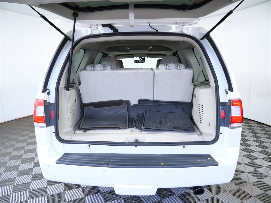 Used 2015 Lincoln Navigator Base image 10