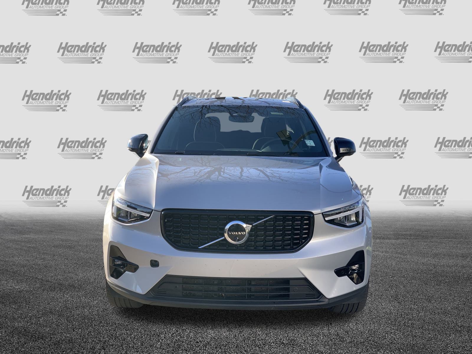 Used 2025 Volvo XC40 B5 Plus image 3