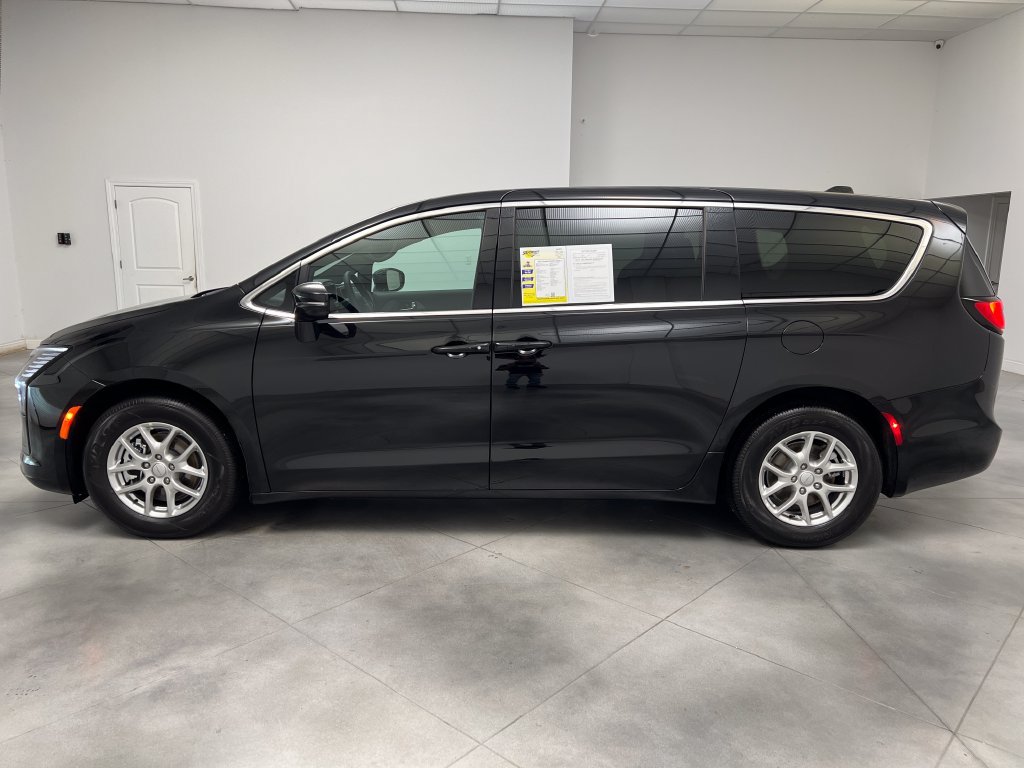 Used 2027 Chrysler Pacifica Select FWD image 5
